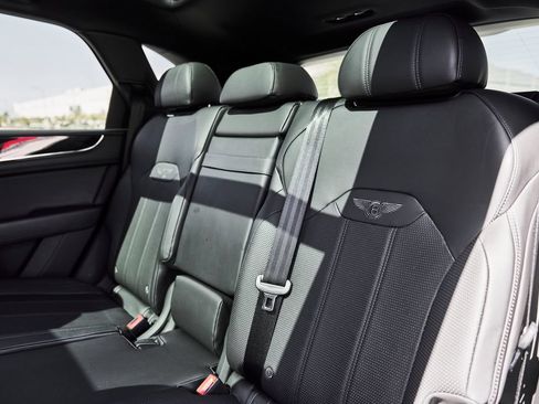 Used 2022 Bentley Bentayga AWD/4WD image 42