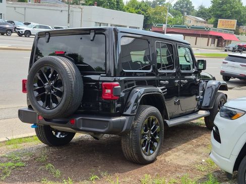 Used 2022 Jeep Wrangler Unlimited Sahara w/ Cold Weather Group AWD/4WD image 5