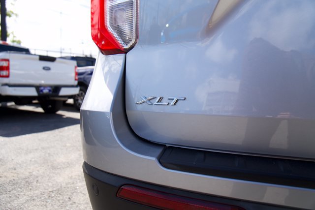 Used 2022 Ford Explorer XLT w/ Equipment Group 202A AWD/4WD image 12