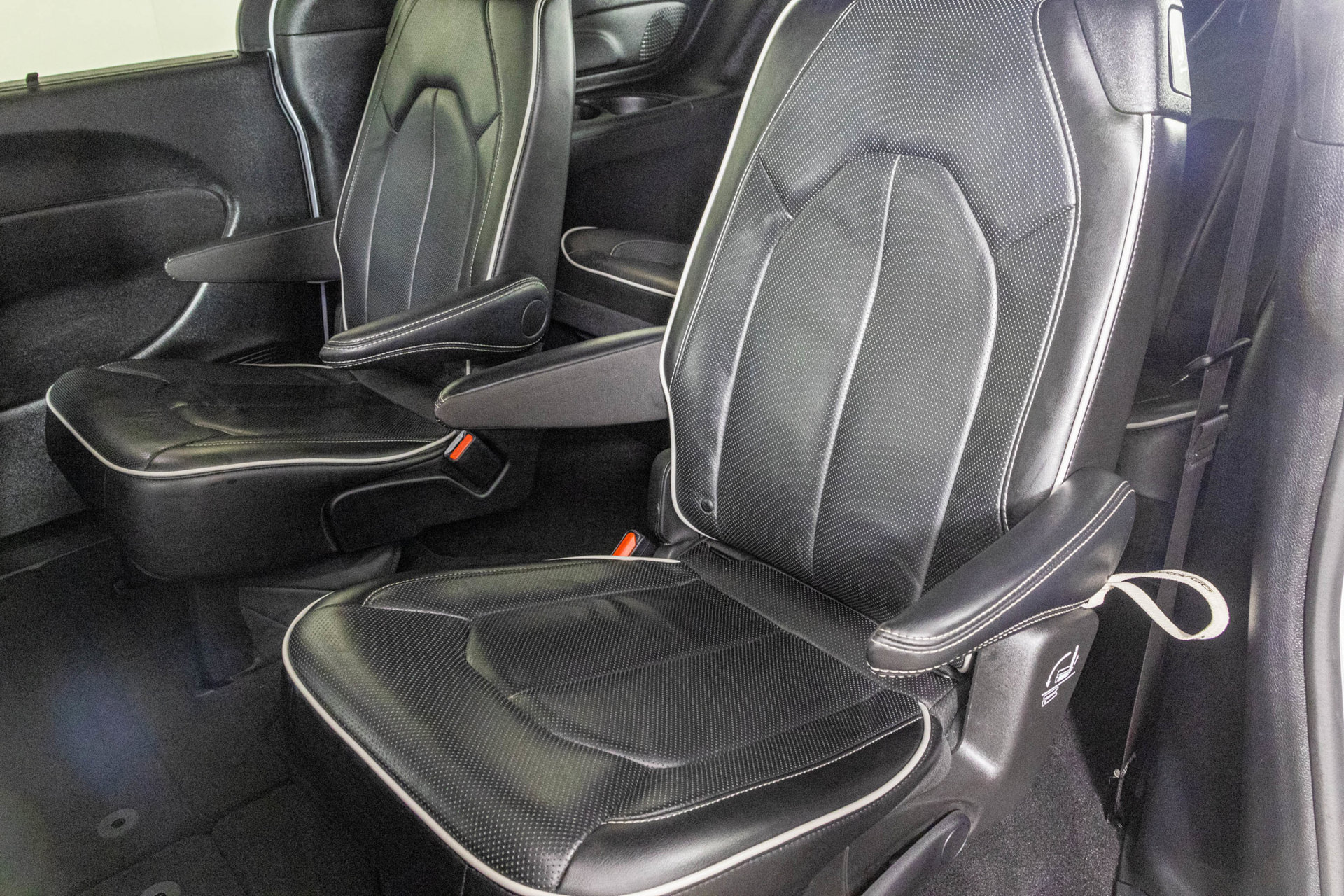 Used 2025 Chrysler Pacifica Limited FWD image 38