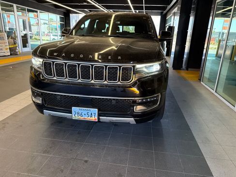 Used 2024 Jeep Wagoneer L Series II w/ Flexible Seating Group RWD image 3
