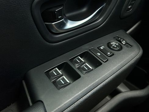 Used 2025 Honda Pilot Touring image 12