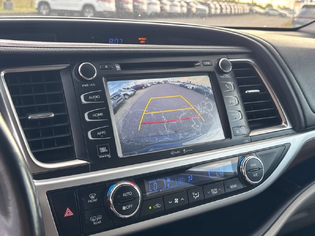 Used 2015 Toyota Highlander Limited w/ Driver Technology Package AWD/4WD image 30