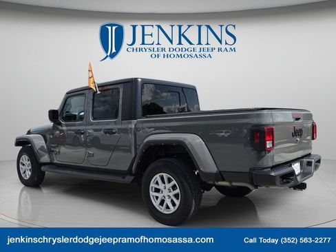 Used 2023 Jeep Gladiator Sport AWD/4WD image 7