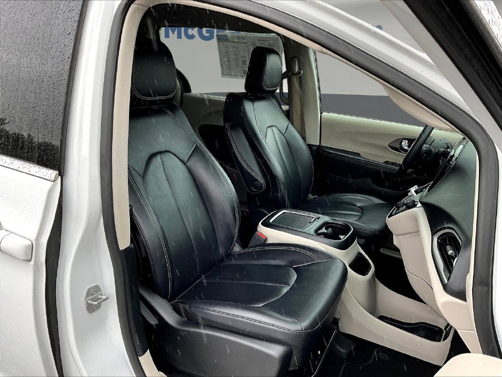 Used 2024 Chrysler Pacifica Touring-L FWD image 30
