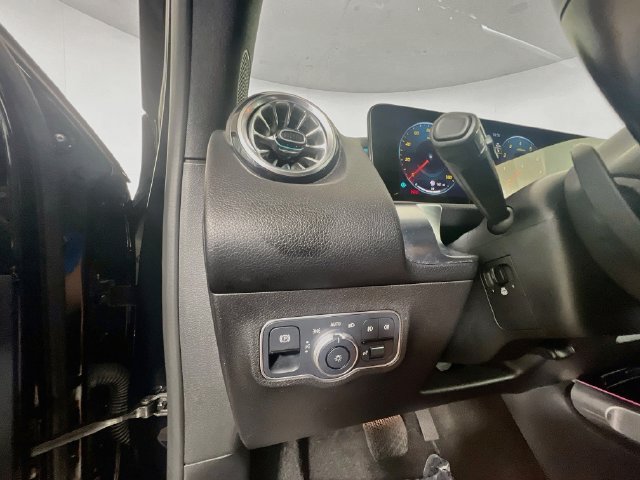 Used 2023 Mercedes-Benz GLB 250 4MATIC w/ Premium Package image 17