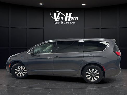 Used 2022 Chrysler Pacifica Touring-L FWD image 4