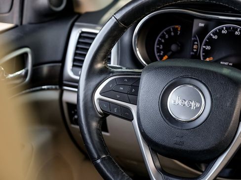 Used 2018 Jeep Grand Cherokee Limited image 27