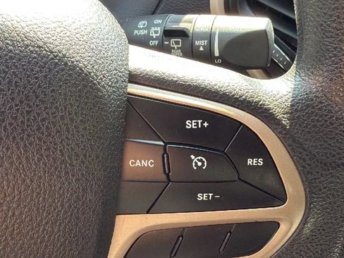 Used 2018 Jeep Cherokee Latitude w/ Safety Group AWD/4WD image 18