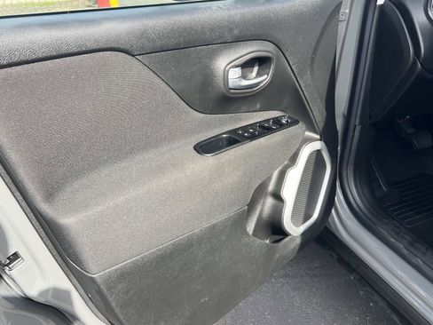 Used 2021 Jeep Renegade Latitude image 6