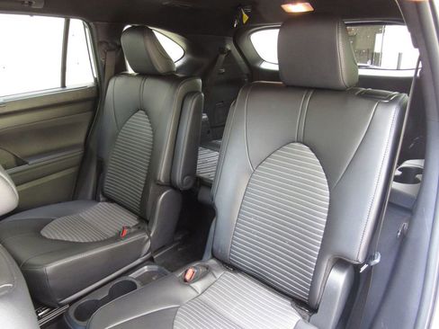 Certified 2025 Toyota Highlander XSE AWD/4WD image 16