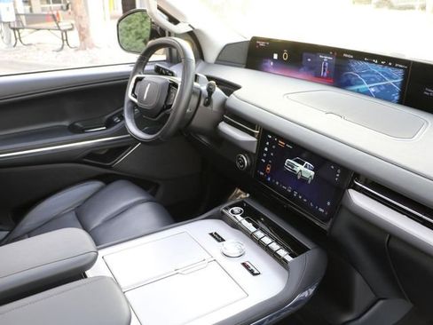 Used 2025 Lincoln Navigator Reserve AWD/4WD image 12