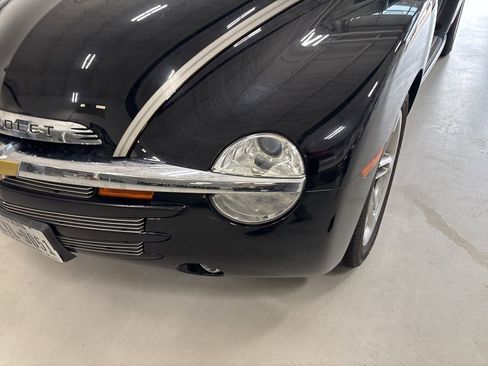 Used 2006 Chevrolet SSR w/ Preferred Equipment Group RWD image 2