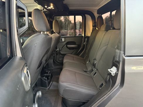Used 2020 Jeep Gladiator Sport image 17