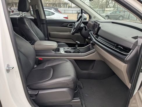Used 2025 Kia Carnival image 29
