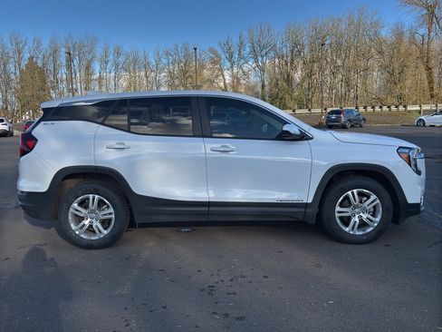 Used 2024 GMC Terrain SLE image 26