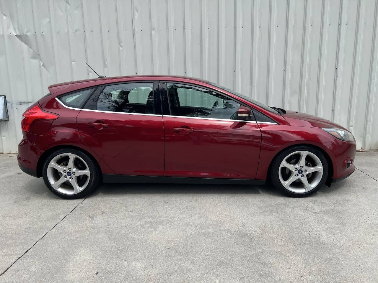 Used 2014 Ford Focus Titanium FWD image 2
