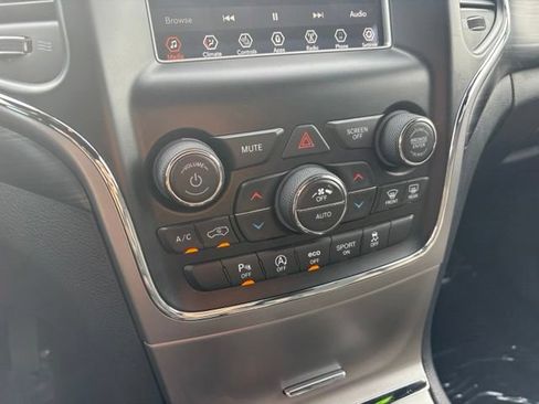 Used 2020 Jeep Grand Cherokee Laredo w/ Security & Convenience Group AWD/4WD image 35