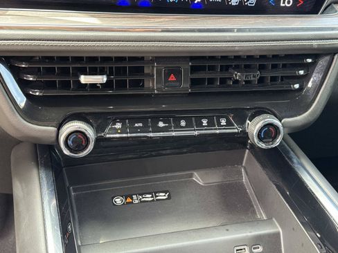 Used 2025 Chevrolet Suburban Premier AWD/4WD image 22