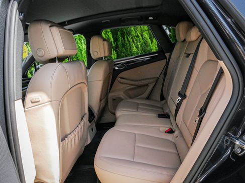 Used 2025 Porsche Macan AWD/4WD image 31