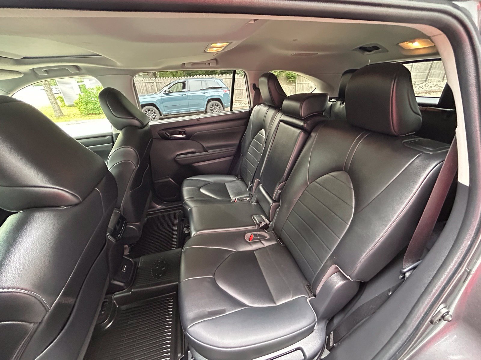 Used 2023 Toyota Highlander XLE AWD/4WD image 12