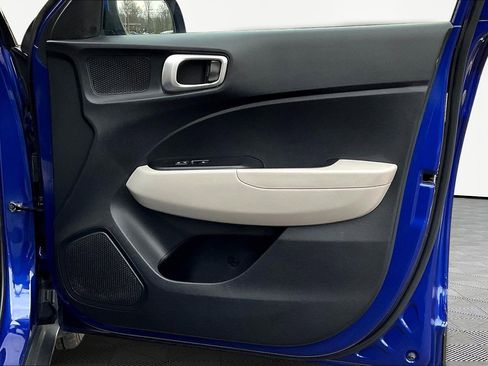 Used 2020 Hyundai Venue SEL image 28