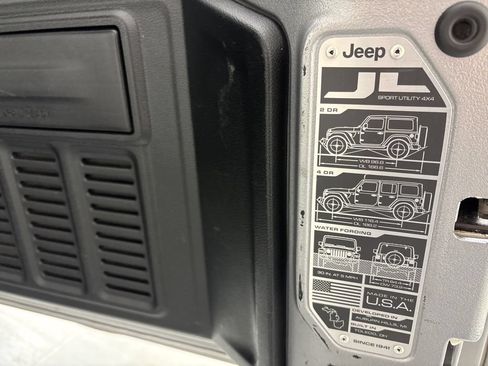Used 2021 Jeep Wrangler Unlimited Sahara AWD/4WD image 17