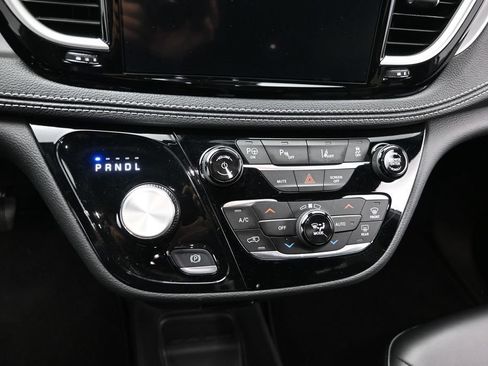 Used 2024 Chrysler Pacifica Limited FWD image 15
