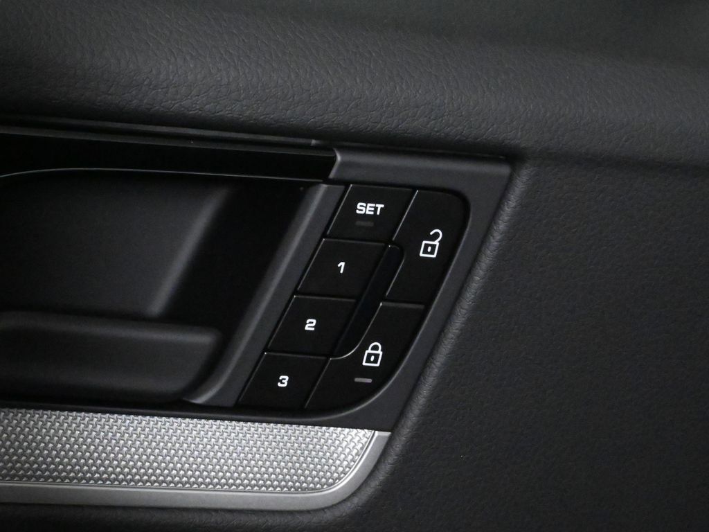 Used 2026 Porsche Cayenne AWD/4WD image 31