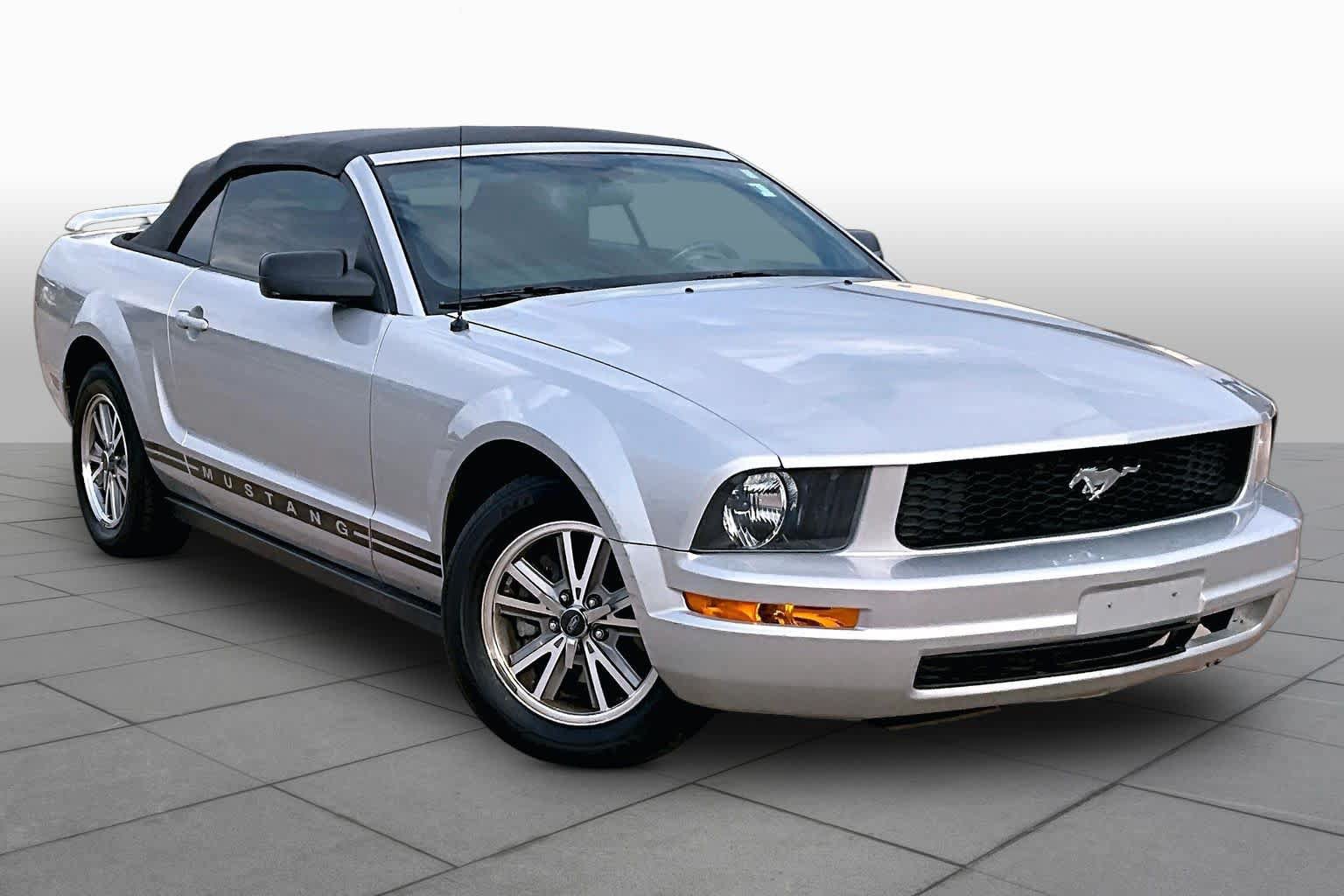 Used 2005 Ford Mustang Convertible RWD image 2