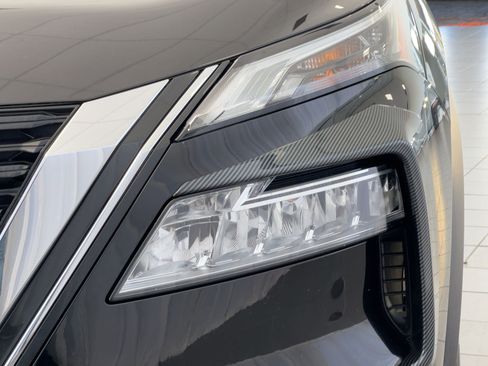 Used 2023 Nissan Rogue SV image 11