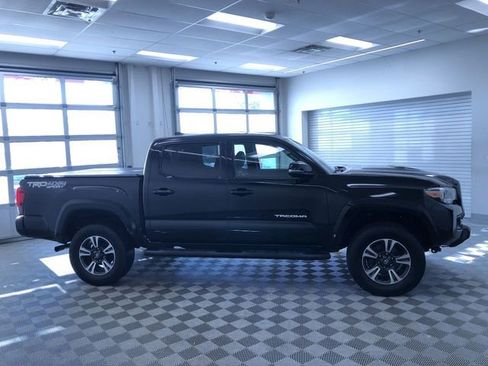 Used 2018 Toyota Tacoma TRD Sport image 7