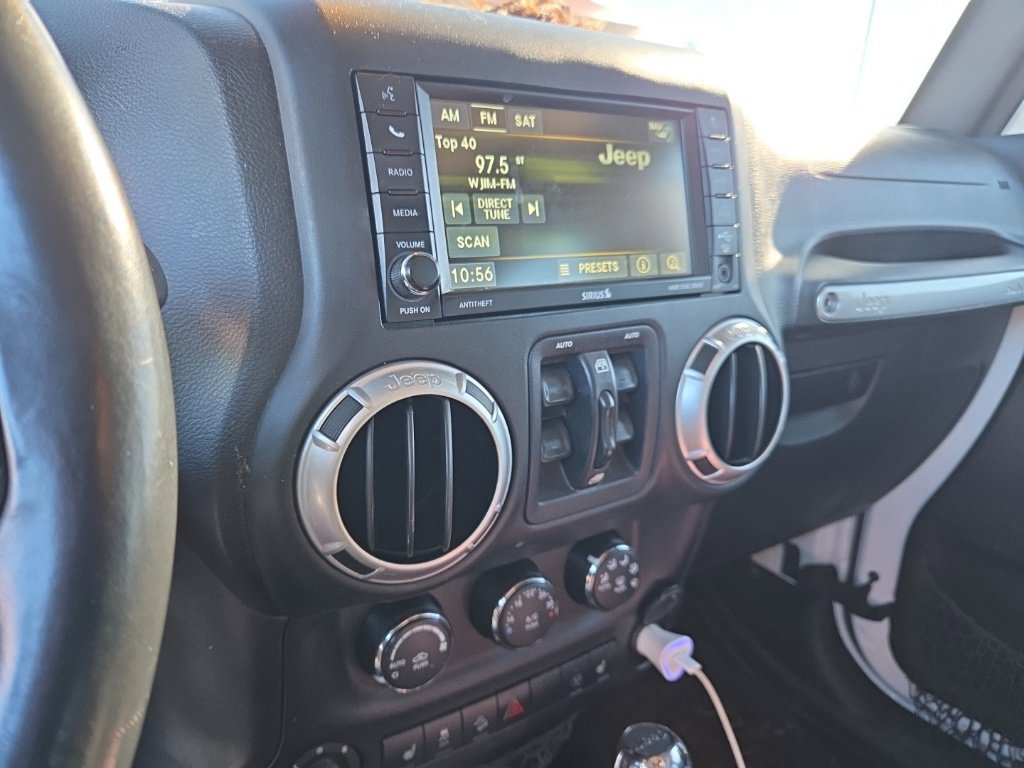Used 2015 Jeep Wrangler Unlimited Sahara w/ Connectivity Group AWD/4WD image 13