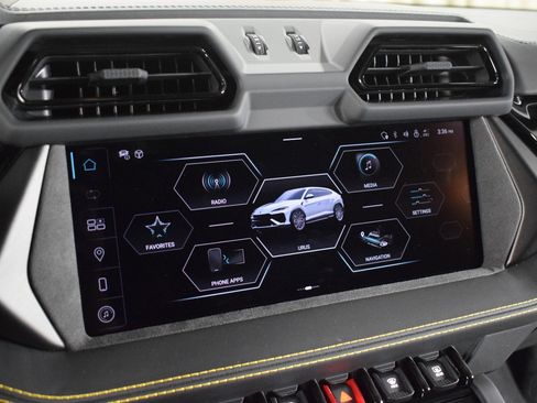 Used 2025 Lamborghini Urus SE image 31