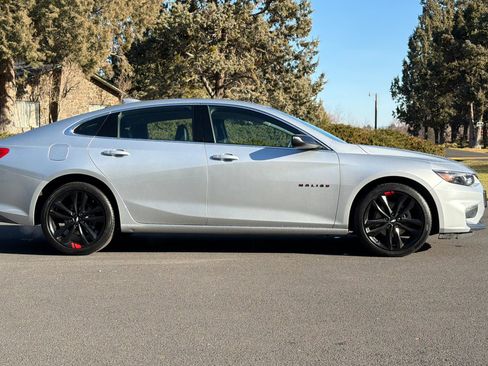 Used 2018 Chevrolet Malibu LT w/ Leather Package image 3
