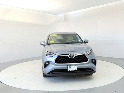 Certified 2024 Toyota Highlander XLE FWD image 8