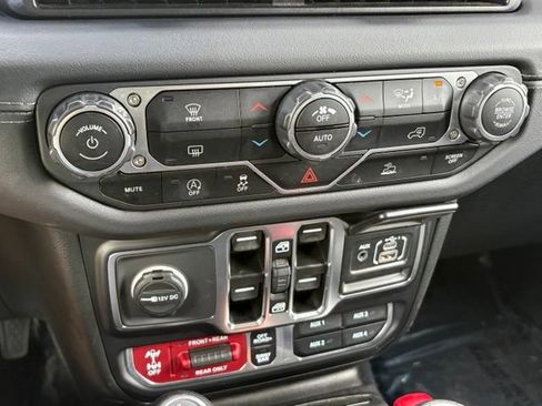 Used 2025 Jeep Wrangler Unlimited Rubicon AWD/4WD image 17