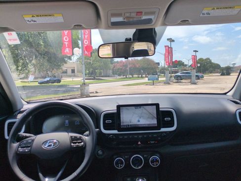 Used 2024 Hyundai Venue Limited FWD image 30