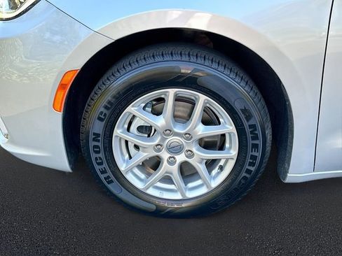 Used 2024 Chrysler Pacifica Touring-L image 30