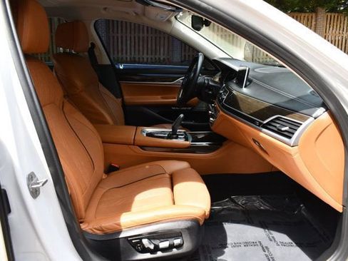 Used 2018 BMW 750i image 38