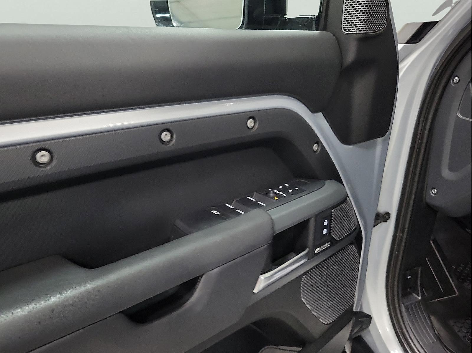 Used 2023 Land Rover Defender 110 X-Dynamic SE AWD/4WD image 11