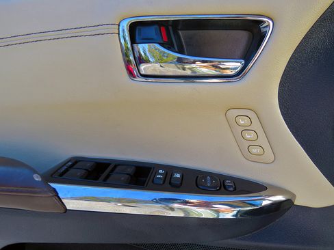 Used 2016 Toyota Avalon Limited image 29