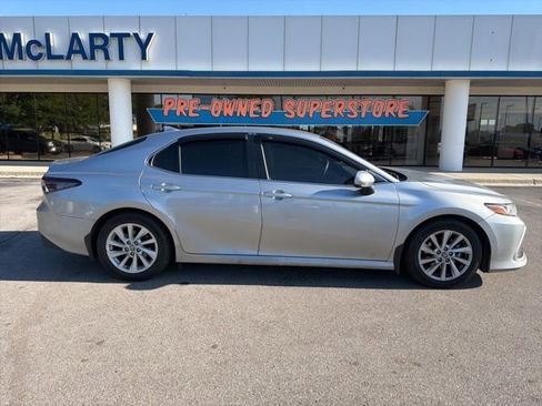 Used 2022 Toyota Camry LE FWD image 3