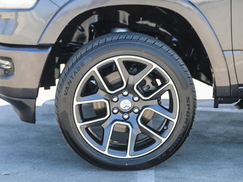 Used 2019 RAM 1500 Laramie AWD/4WD image 10