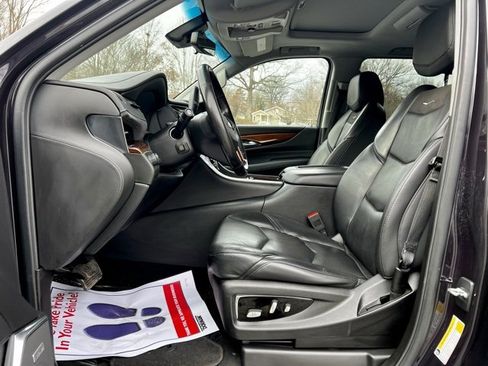 Used 2018 Cadillac Escalade ESV Luxury image 13