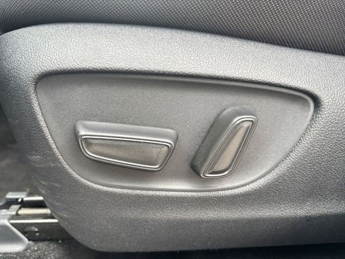 Used 2025 Toyota Highlander LE FWD image 22