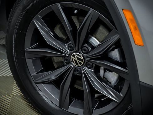 Certified 2022 Volkswagen Tiguan SE image 3