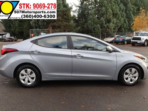 Used 2016 Hyundai Elantra SE image 9