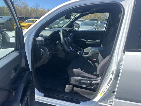 Used 2025 Toyota 4Runner SR5 image 9