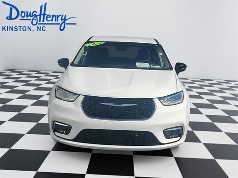 Used 2024 Chrysler Pacifica Touring-L image 8